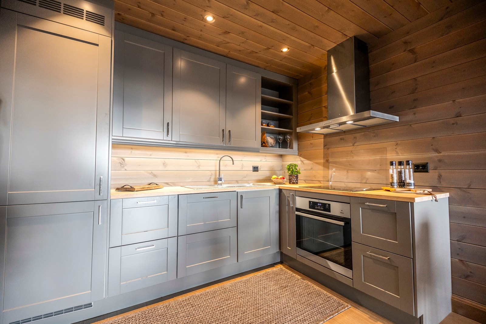 Sigdal kjlkkeninnredning med profilerte fronter Galleribilde