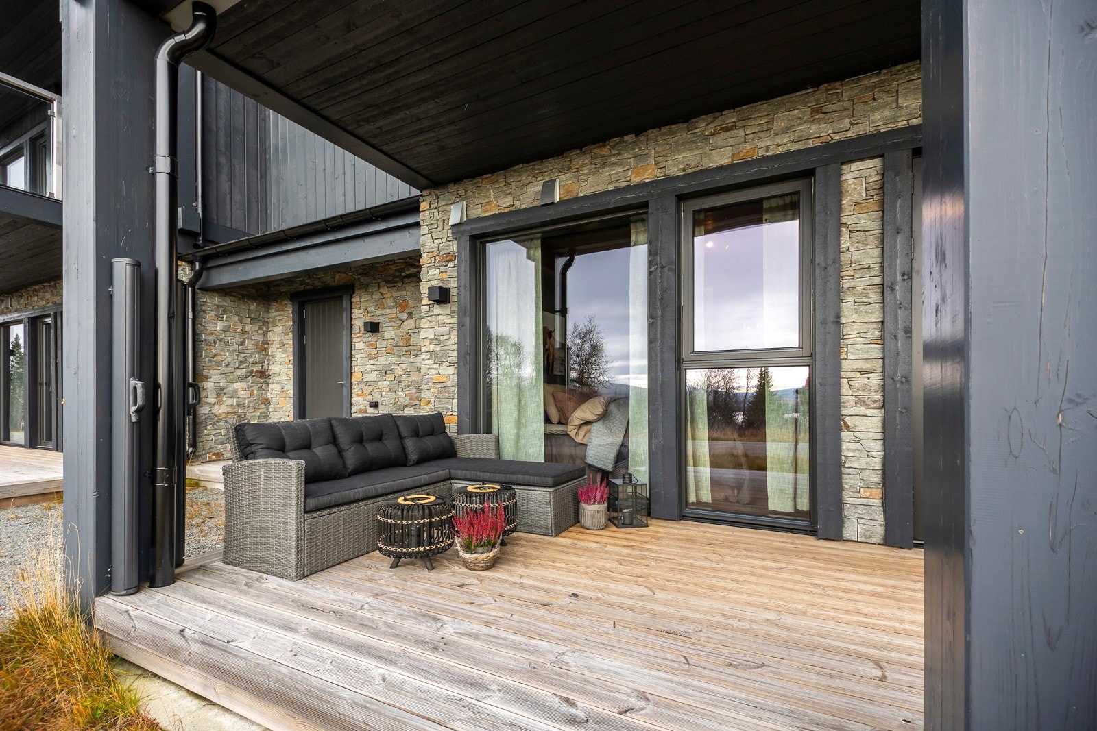 Terrasse med plass til sittegruppe, her kan fine dager nytes Galleribilde