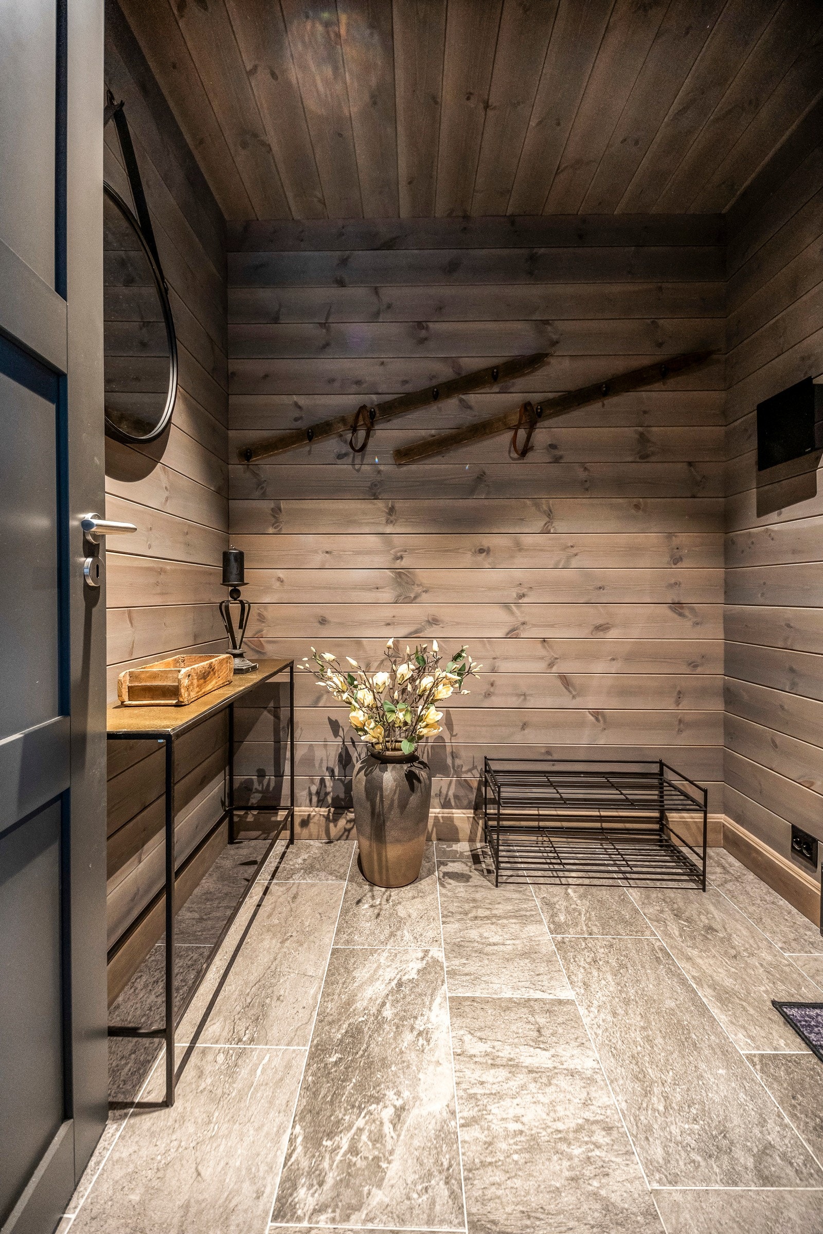 Entré med plass til yttertøy og sko Galleribilde