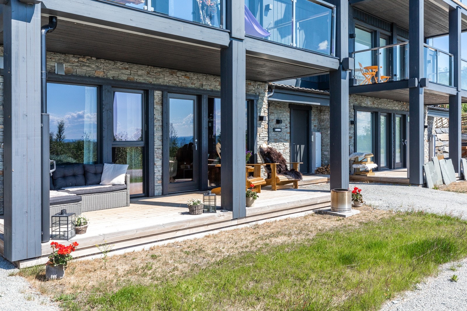 God plass til sittegruppe og adkomst videre til bakkeplan/plen Galleribilde