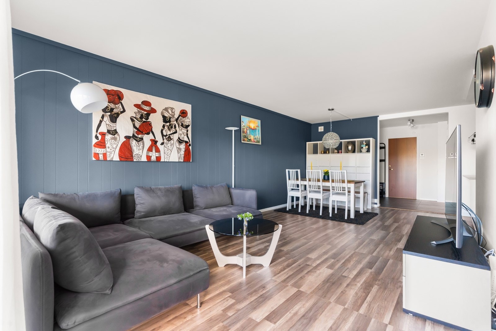 Leiligheten har en romslig stue med flere møbleringsmuligheter. Galleribilde