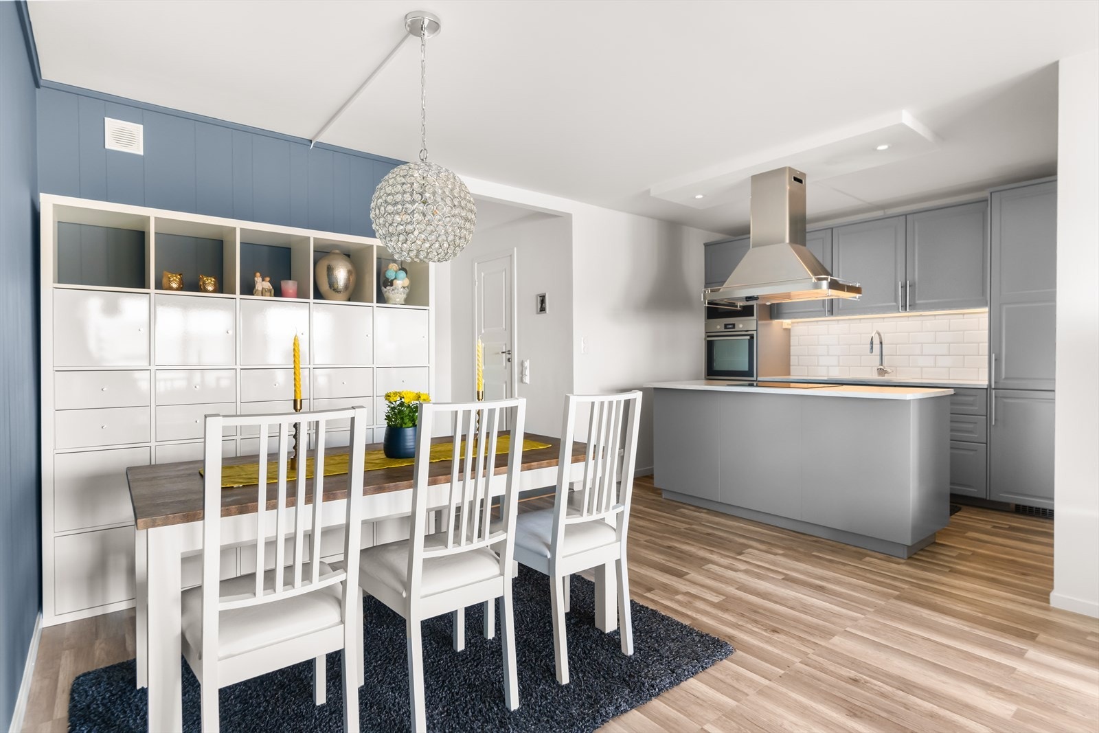 Her er det plass til en større spisegruppe samt sofagruppe med TV-møblement. Galleribilde