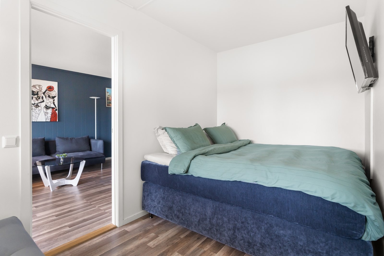 Stort og luftig soverom med vindu ut mot rolige omgivelser. Galleribilde