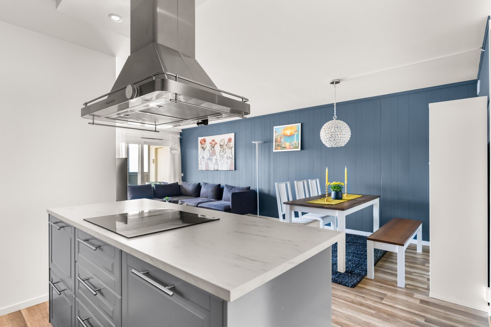 Kjøkkenøyen skaper et behagelig skille mellom stue- og kjøkkendel. Galleribilde