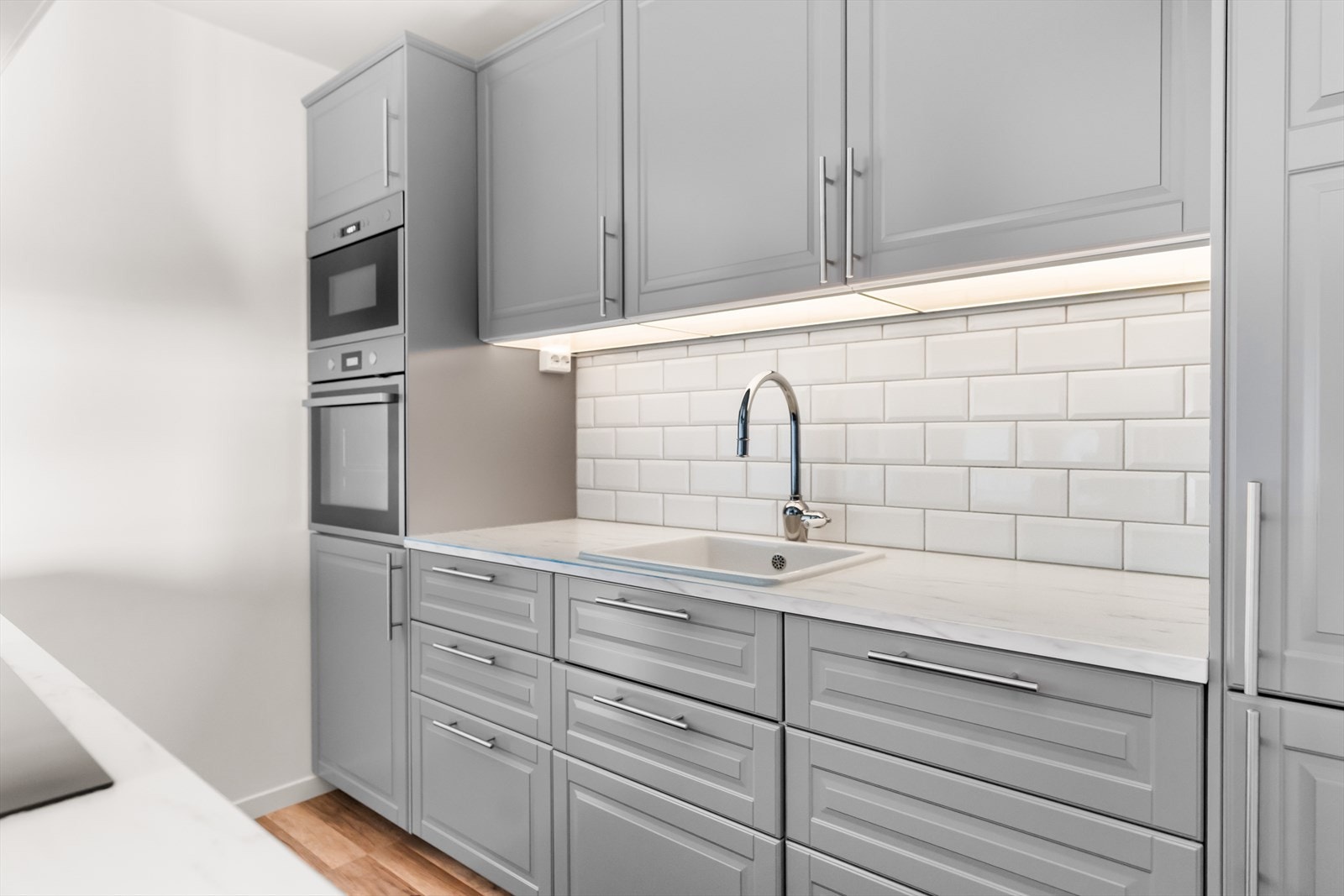 Kjøkkenet er godt utnyttet med mye skap- og benkeplass i tillegg til integrerte hvitevarer. Galleribilde