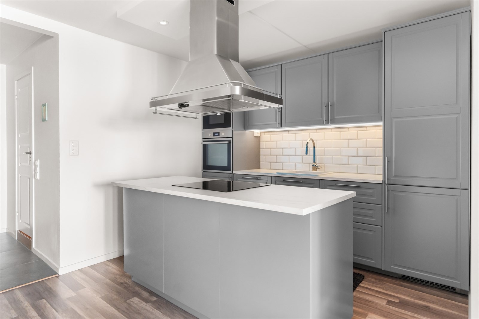 Boligen har et lyst og elegant kjøkken fra 2019 i delvis åpen løsning med stuen. Galleribilde