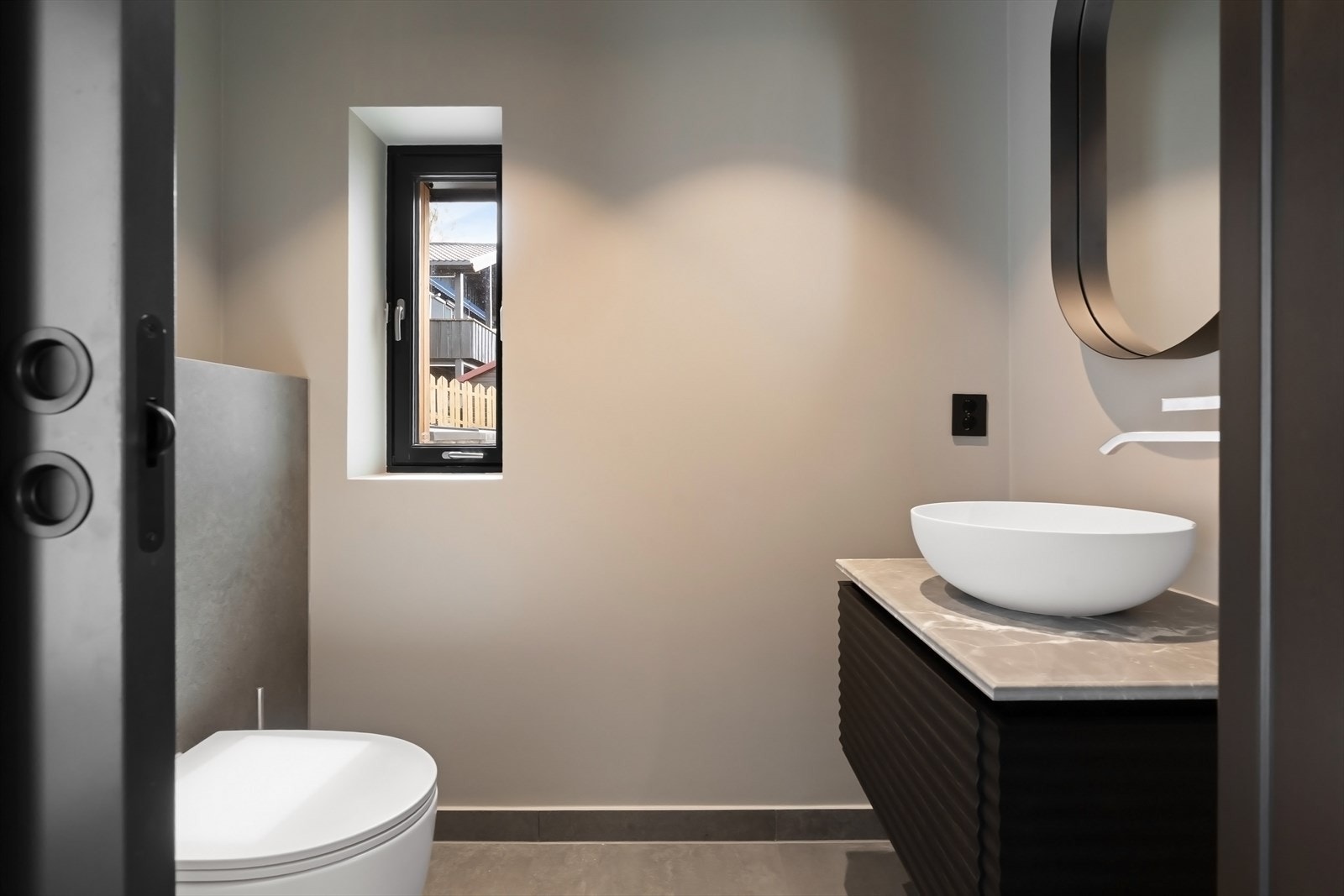 Separat toalett ved hovedinngang. Galleribilde