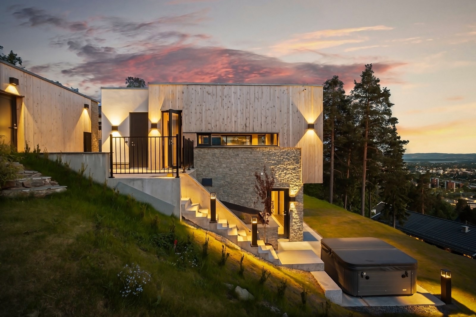 Huset er bygget i betong med kledning av Malmfuru og Dovre skifer og yttertak med sedum og sinkbeslag. Galleribilde