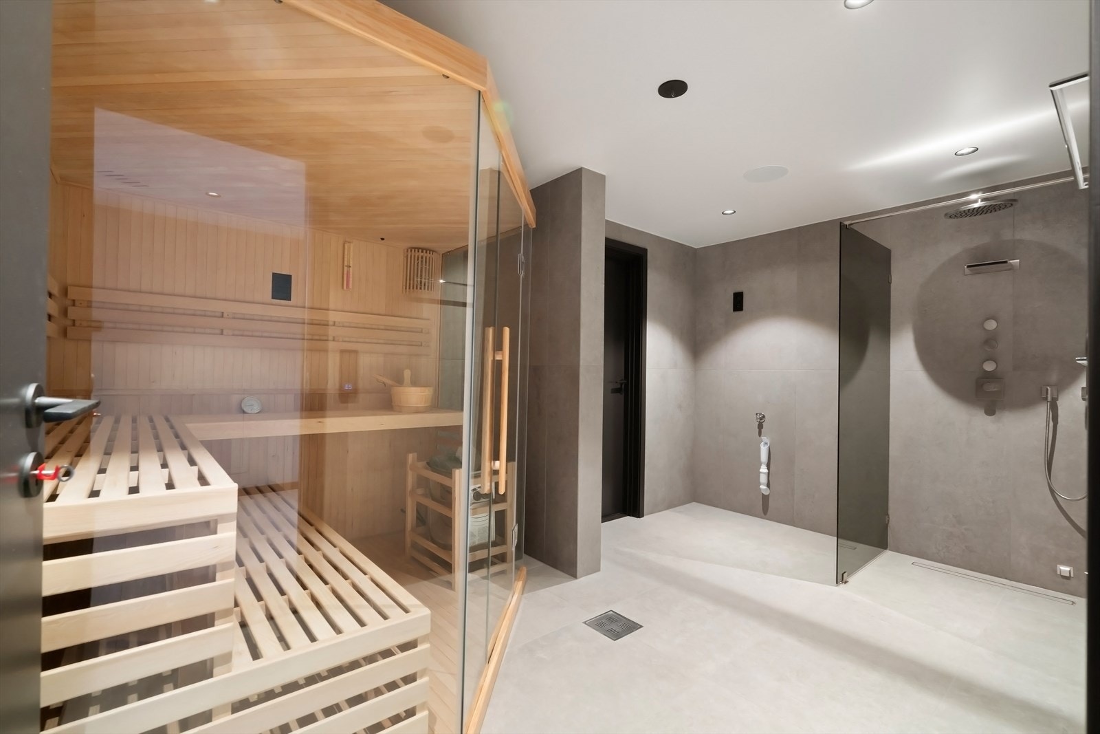 Bad 2 /vaskerom med badstue og med adkomst til teknisk rom. Galleribilde