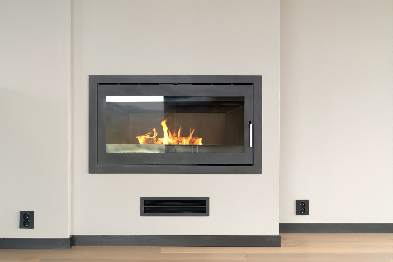 Peis med glassdør i stue, type Meteor Jupiter 550 XXL. Schiedel pipesystem (stålpipe) med fjern kontroll. Galleribilde