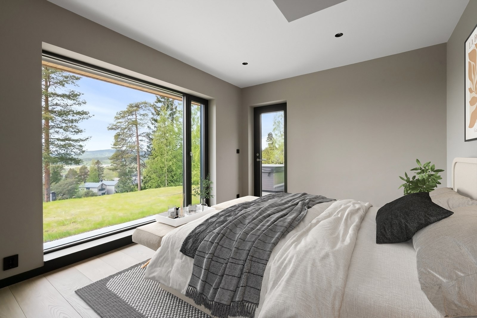 Hovedsoverom med bad en-suite og utgang til terrasse med jacuzzi. Galleribilde