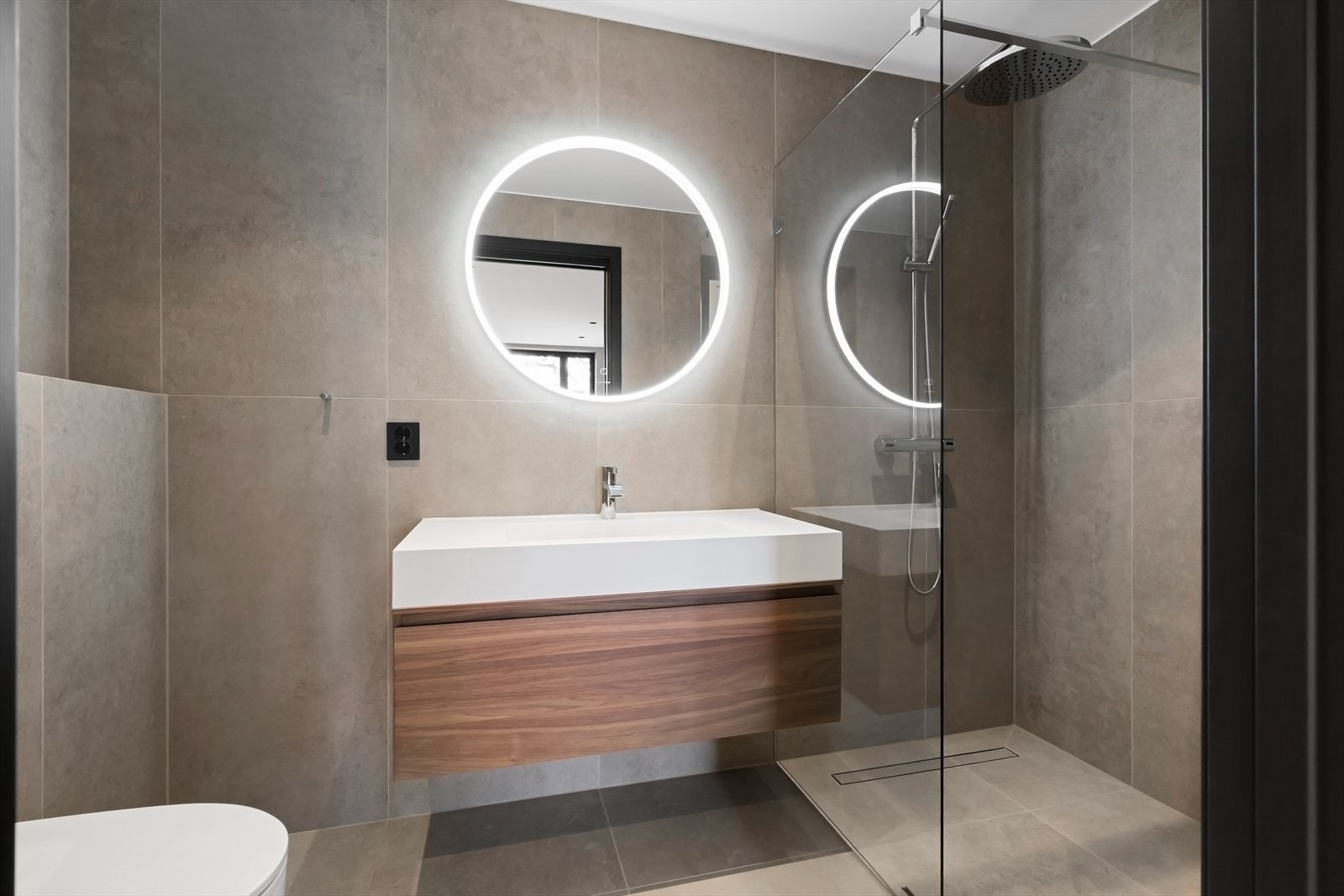 Bad 4 tilhørende gjestedel/utleiedel/soverom 5 med italienske fliser og innredning fra Bella Flis og armaturer fra Dornbracht. Galleribilde