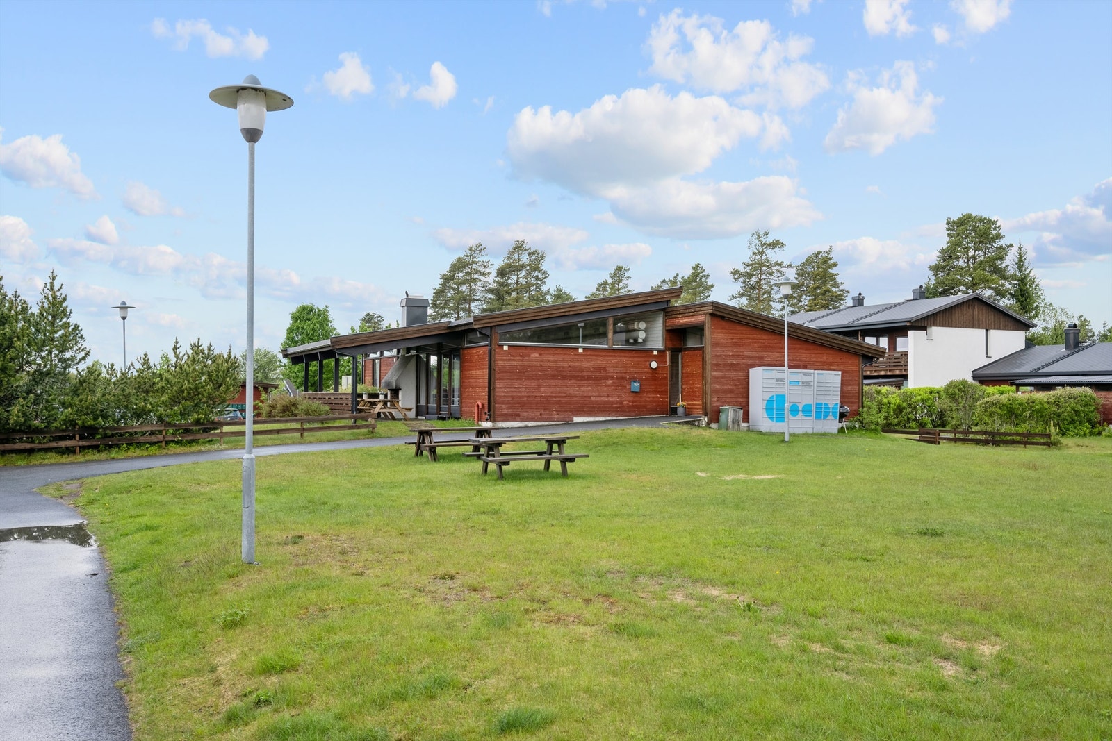 Det er et felleshus i borettslaget som man kan leie og holde selskaper i. Galleribilde