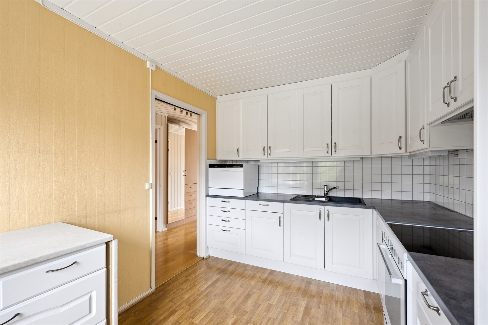 Kjøkkenventilator montert i overskap over komfyrplassen. Det er ikke montert lekkasjevakt på kjøkkenet, men det er komfyrvakt montert. Galleribilde