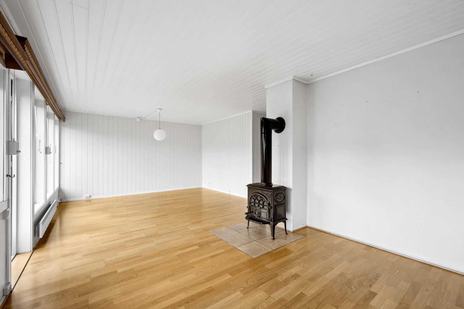 Her er det gode møbleringsmuligheter av det man skulle ønske å fylle stuen med. Terrassedøren på endeveggen gir deg adkomst ut til terrassen og terrenget. Galleribilde
