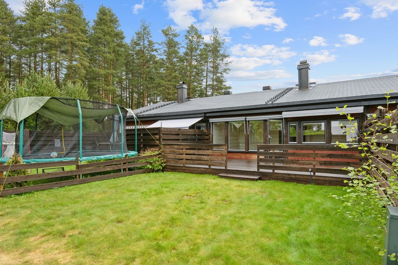 Terrasse og hage vendt mot sørvest. Gode lys- og solforhold. Galleribilde