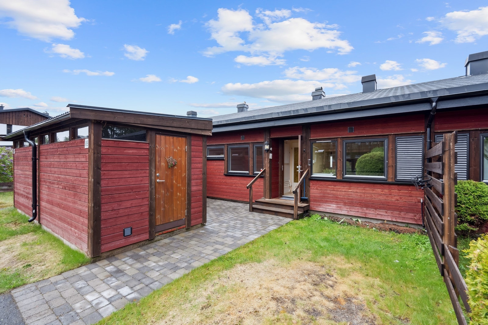 Belegningsstein lagt fra felles veg og inn til inngangspartiet. Hageflekken her disponeres også av andelseier. Galleribilde