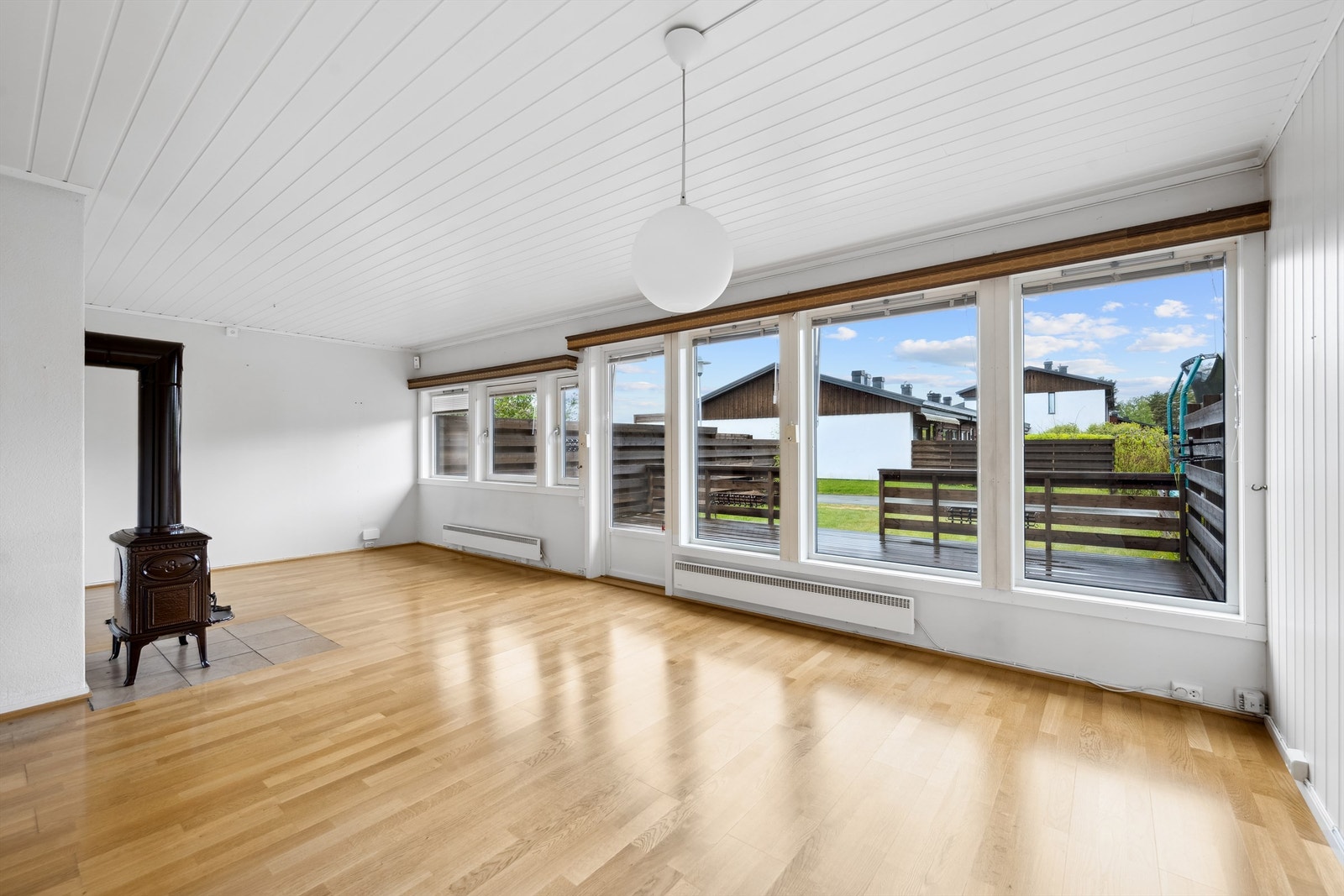 Stuen er lysmalt og romslig med store vinduer ut mot terrassen. Galleribilde