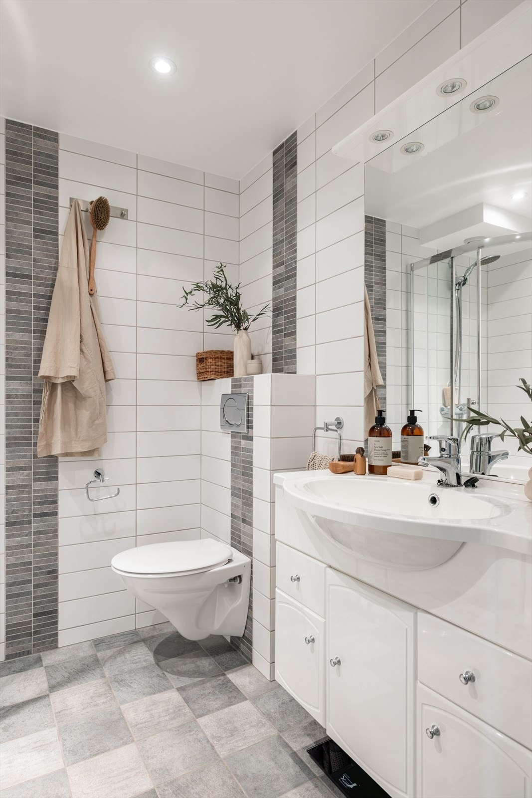 Belysningen er integrert i himlingen med downlights. Galleribilde