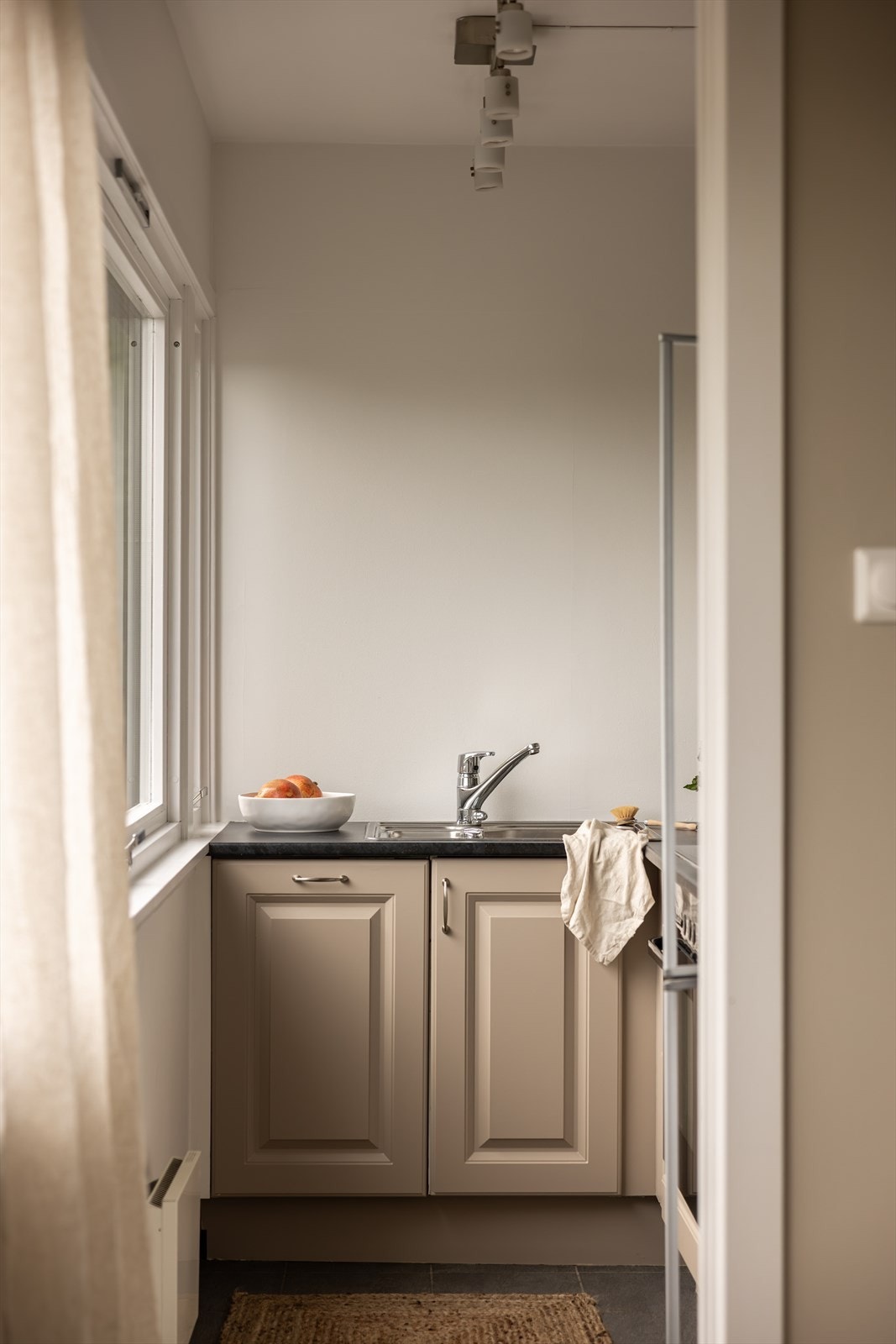 Det er god skap- og benkeplass, nedfelt oppvaskkum i stål og integrerte hvitevarer som oppvaskmaskin, stekeovn og platetopp. Galleribilde