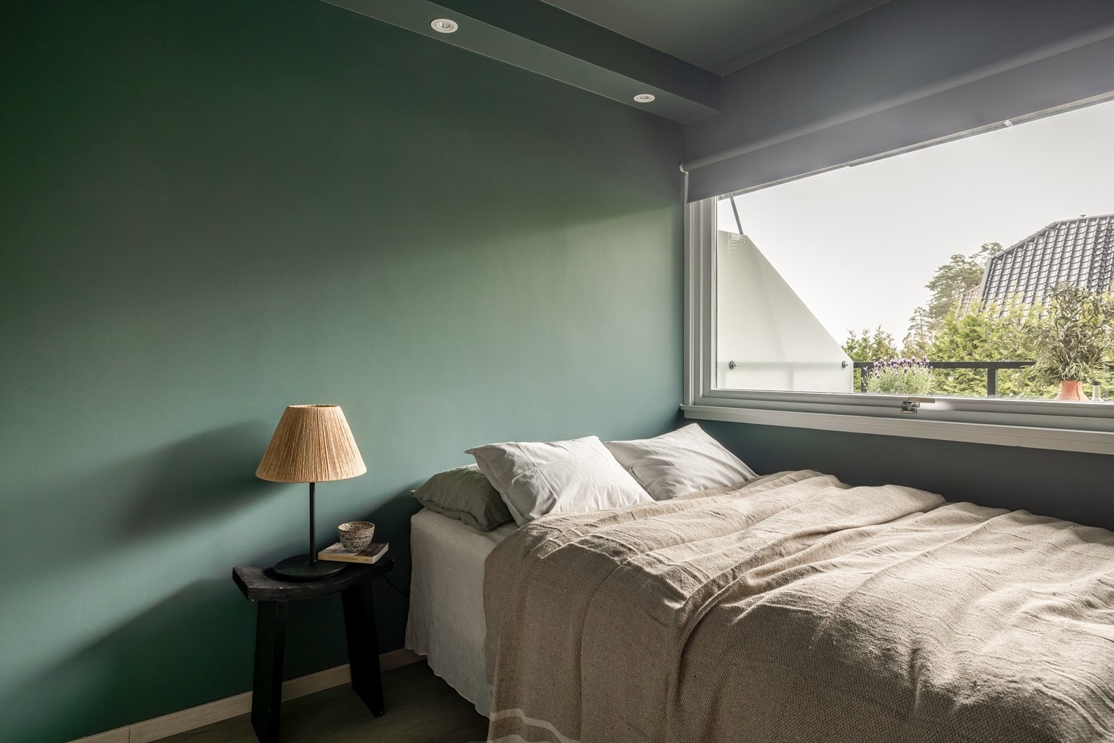 Soverommet er lunt og innbydende, med plass til dobbeltseng og nattbord. Galleribilde