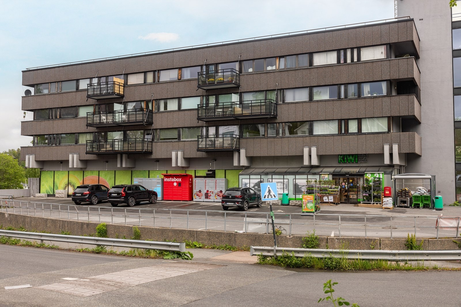 Kiwi ligger praktisk plassert i byggets første etasje, og rett over veien finner du Kajsas - en populær lokal gourmetbutikk med catering Galleribilde