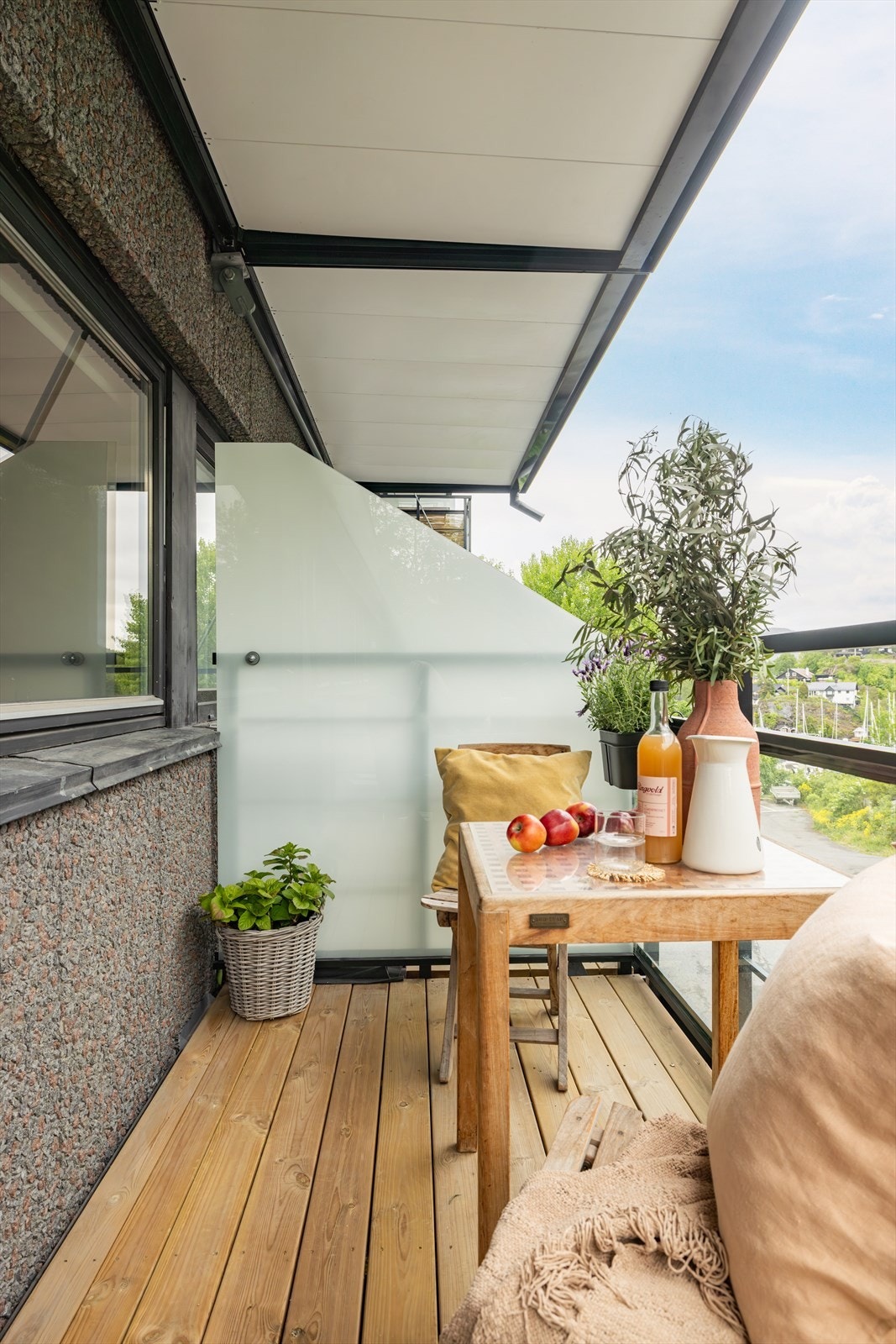 Fra stuen er det utgang til en overbygget og østvendt balkong på ca. 4,5 kvm. Balkongen ble oppført i 2023 og har rekkverk i glass og metall som gir et moderne uttrykk. Galleribilde