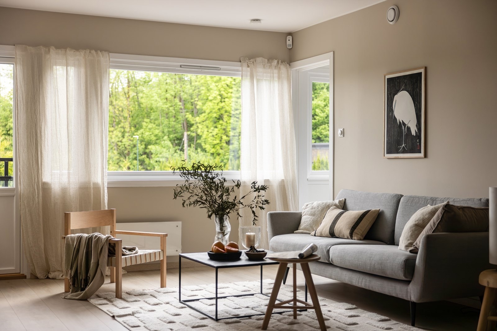 Vegger og tak er malt i lyse, tidsriktige farger, og gulvet er belagt med lyst laminat. Galleribilde