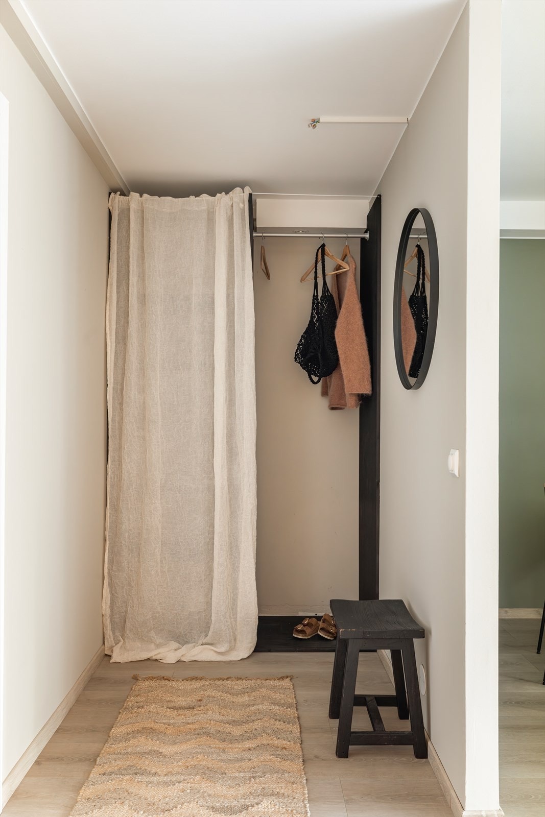 Lys og praktisk entré med god plass til yttertøy og sko. Galleribilde