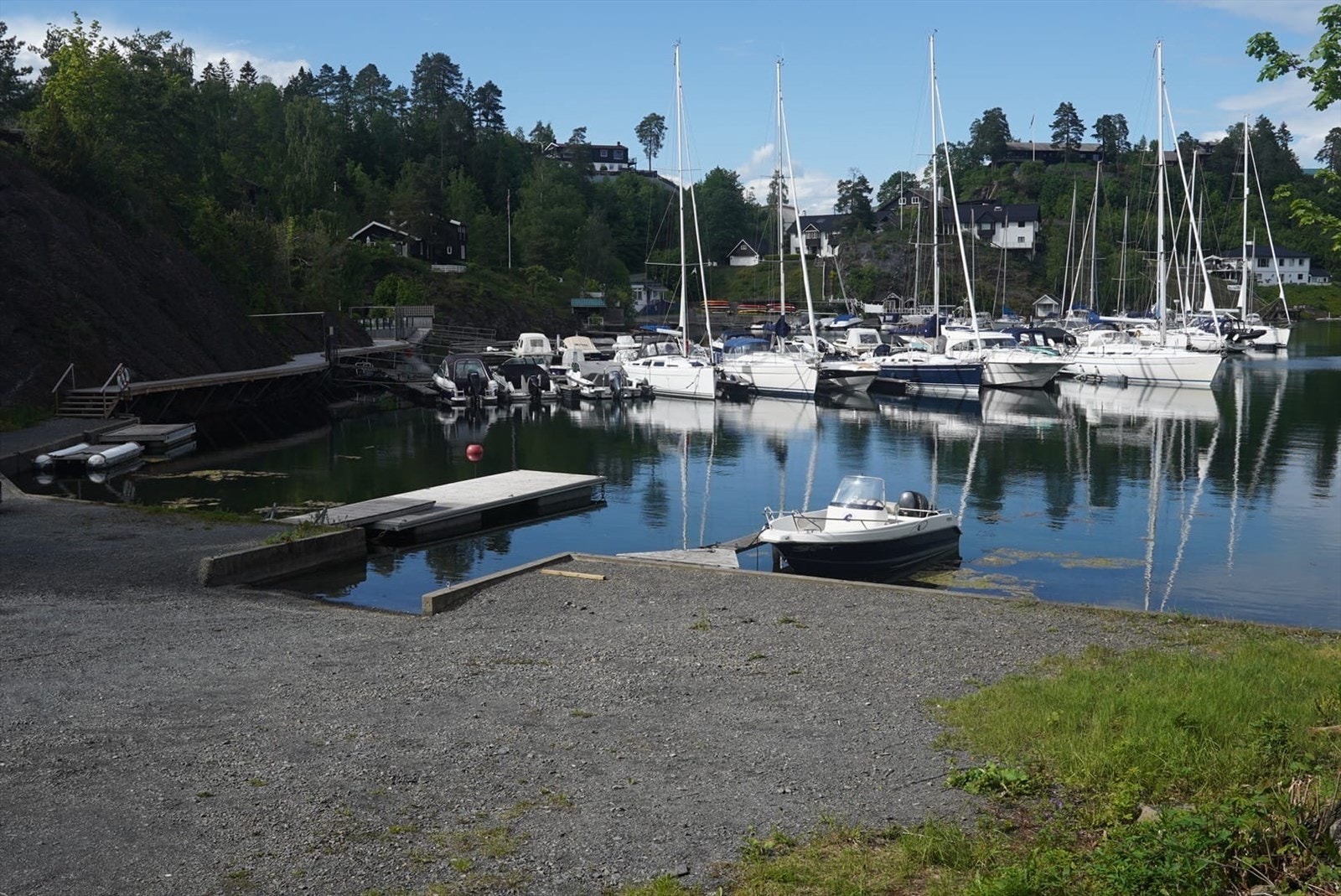 Sameiet disponerer en ledig båtplass til leie like ved bygget. Sameiets eiendom strekker seg helt ned til vannet, og det er mulighet for morgenbad fra bryggen eller strandlinjen som tilhører eiendommen. Galleribilde