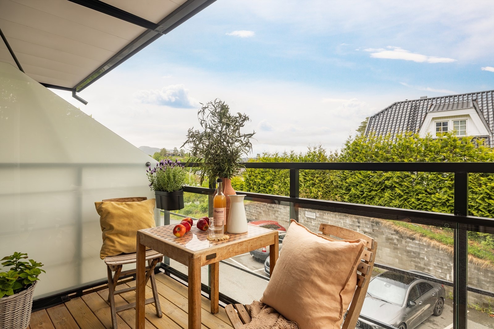 Leiligheten ligger i et svært ettertraktet og sjønært boligområde på idylliske Nesøya i Asker kommune. Galleribilde