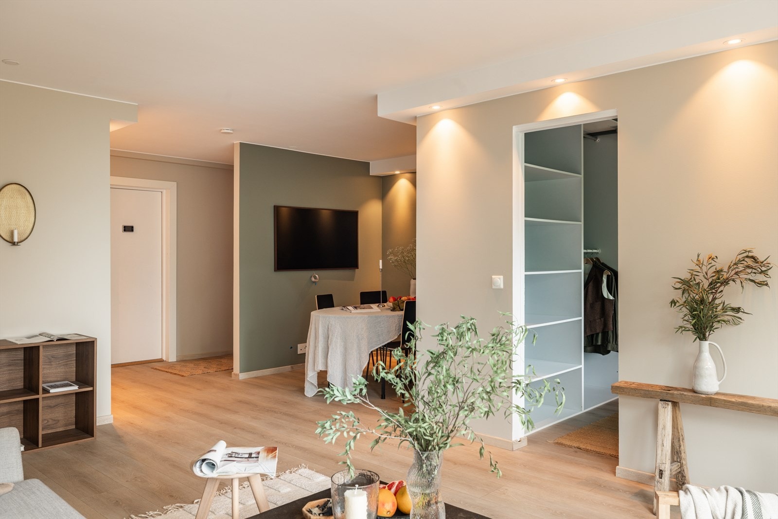 Rommet har en god planløsning med naturlig soneinndeling for både stue- og spisestuedel. Galleribilde