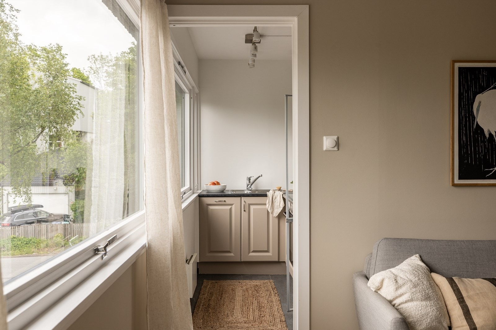 Kjøkkenet har en klassisk innredning med profilerte fronter fra 2007 og mørk benkeplate i laminat. Galleribilde