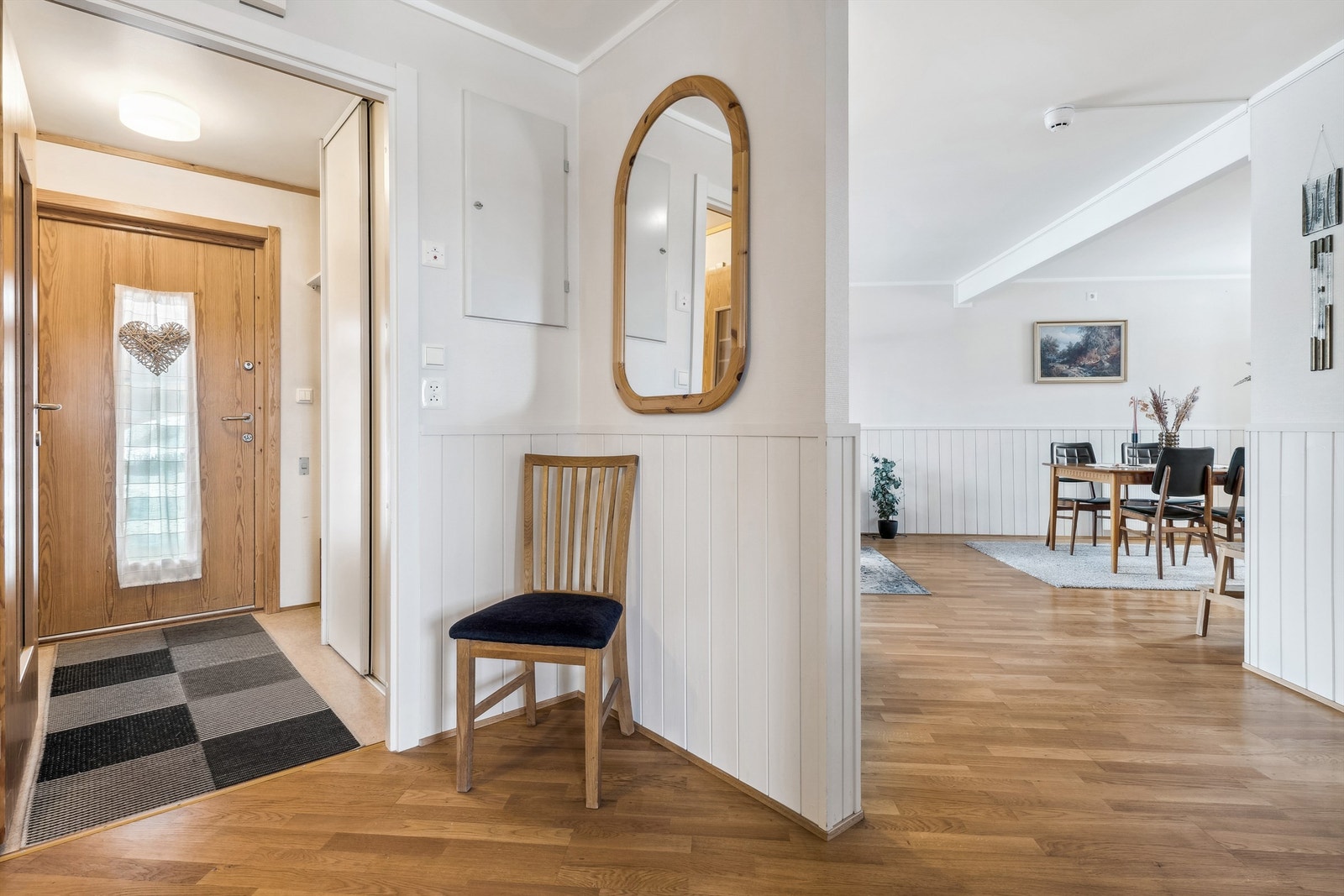 Leiligheten har en åpen stue- og kjøkkenløsning, to soverom med gode oppbevaringsmuligheter, funksjonelt bad samt bod/ teknisk rom. Galleribilde