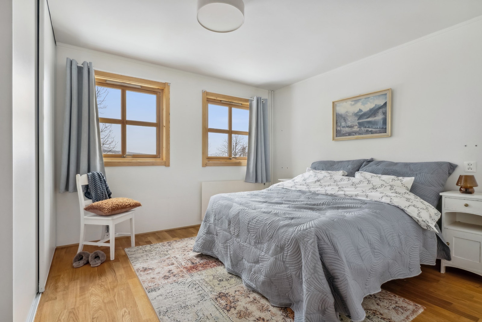 Soverom 2 er lyst og trivelig i god størrelse. Utstyrt med skyvedørsgarderobe. Galleribilde