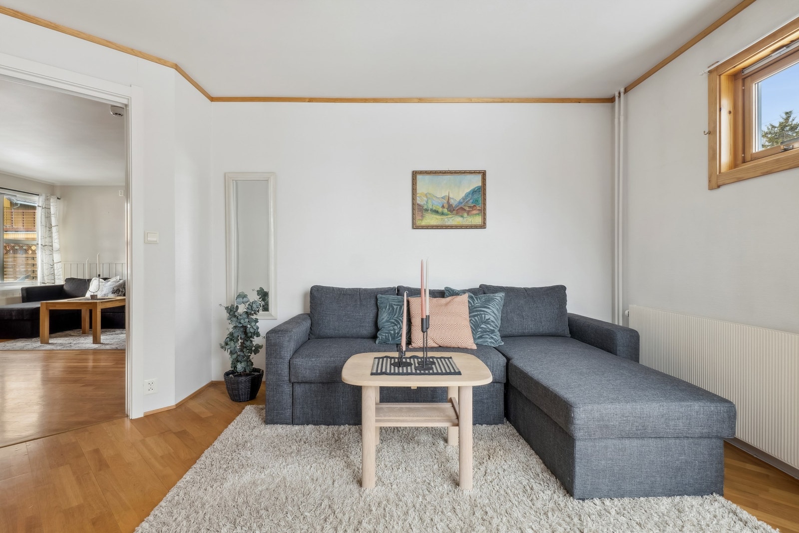 Rommet har fin plass for både sofamøblement eller dobbeltseng. Galleribilde