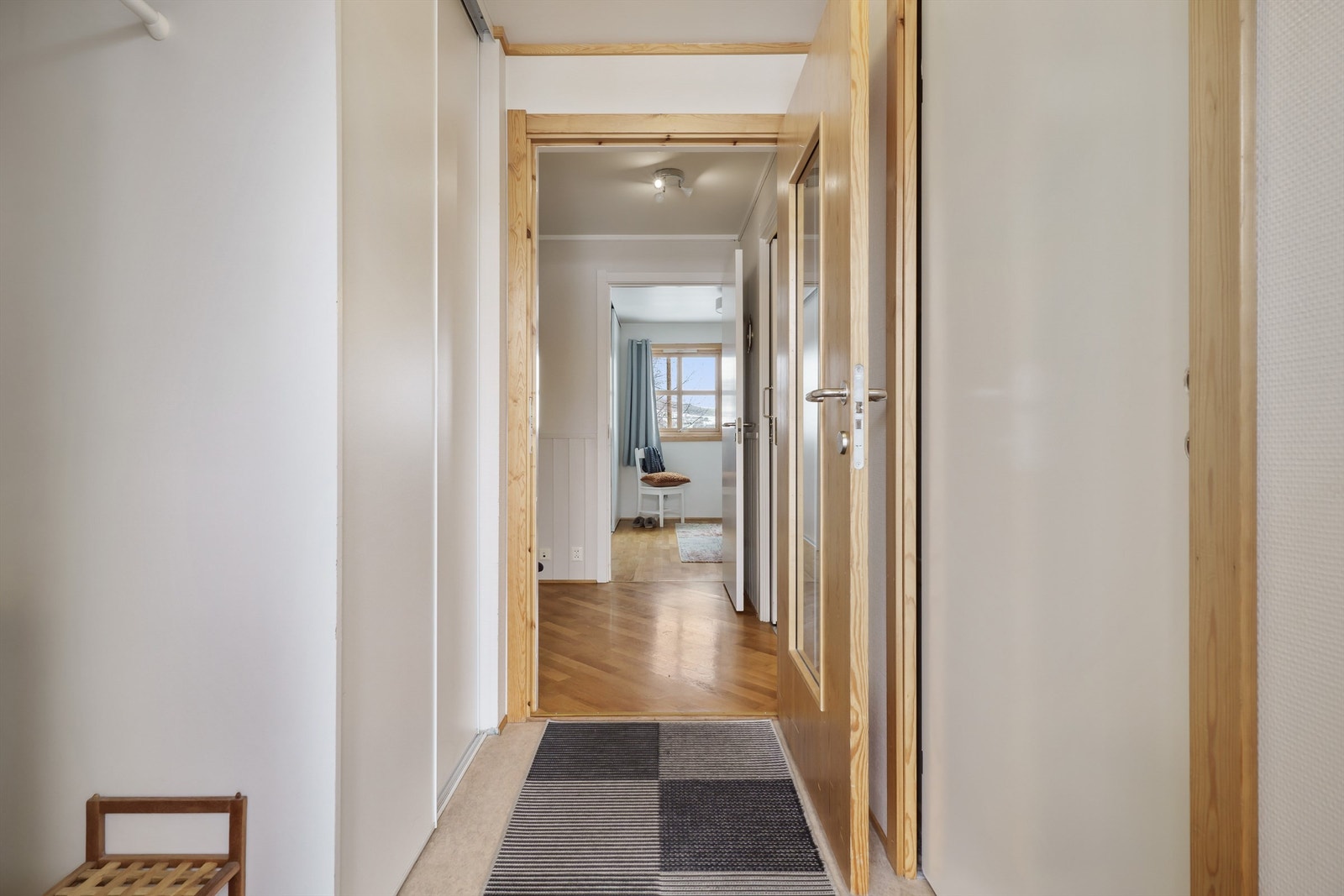 Du ønskes velkommen inn i et praktisk og innbydende vindfang. Utstyrt med en skyvedørsgarderobe som gir god plass til oppbevaring av yttertøy og sko. Galleribilde