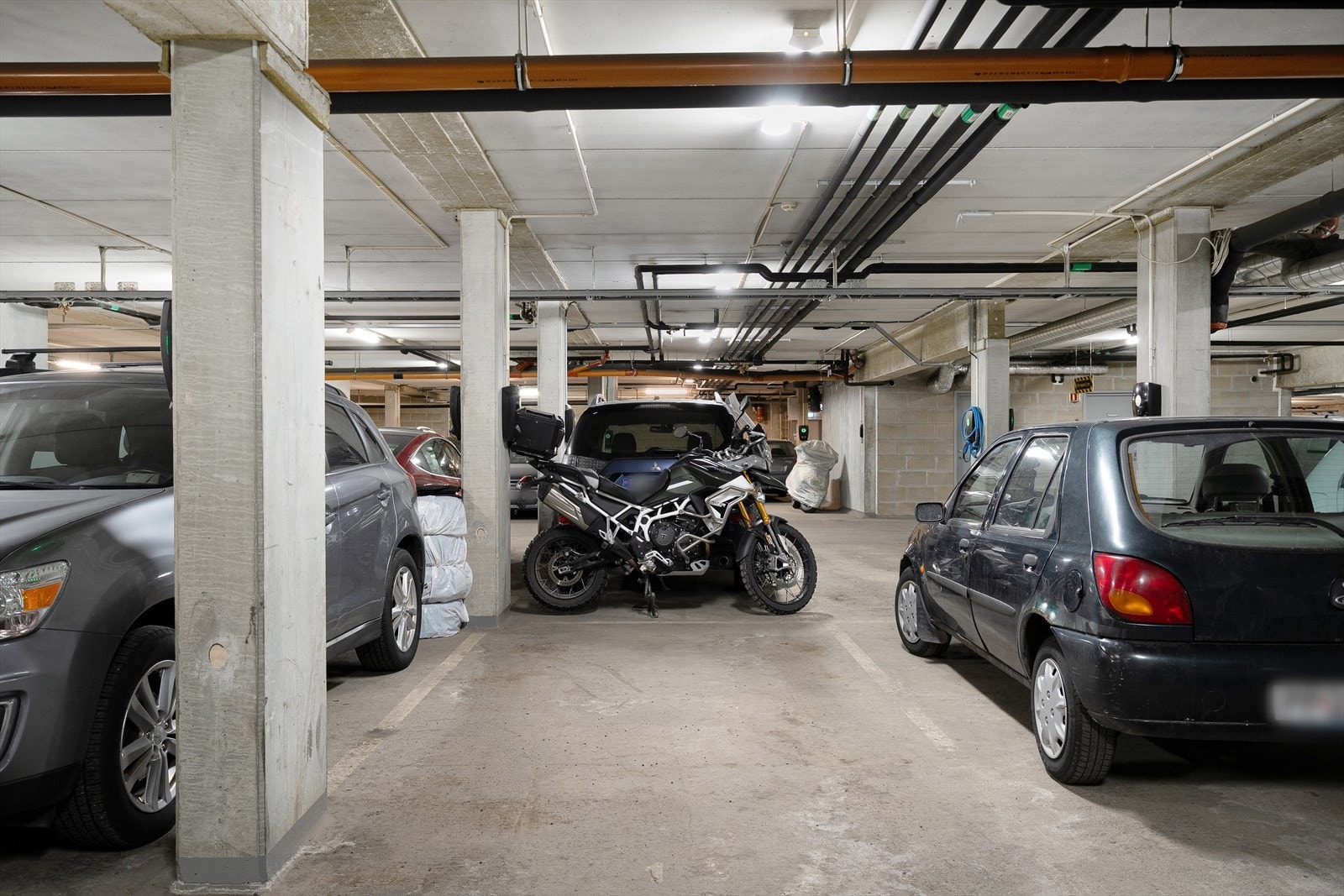 Medfølgende parkeringsplass i garasjeannlegg med elbil-lader Galleribilde