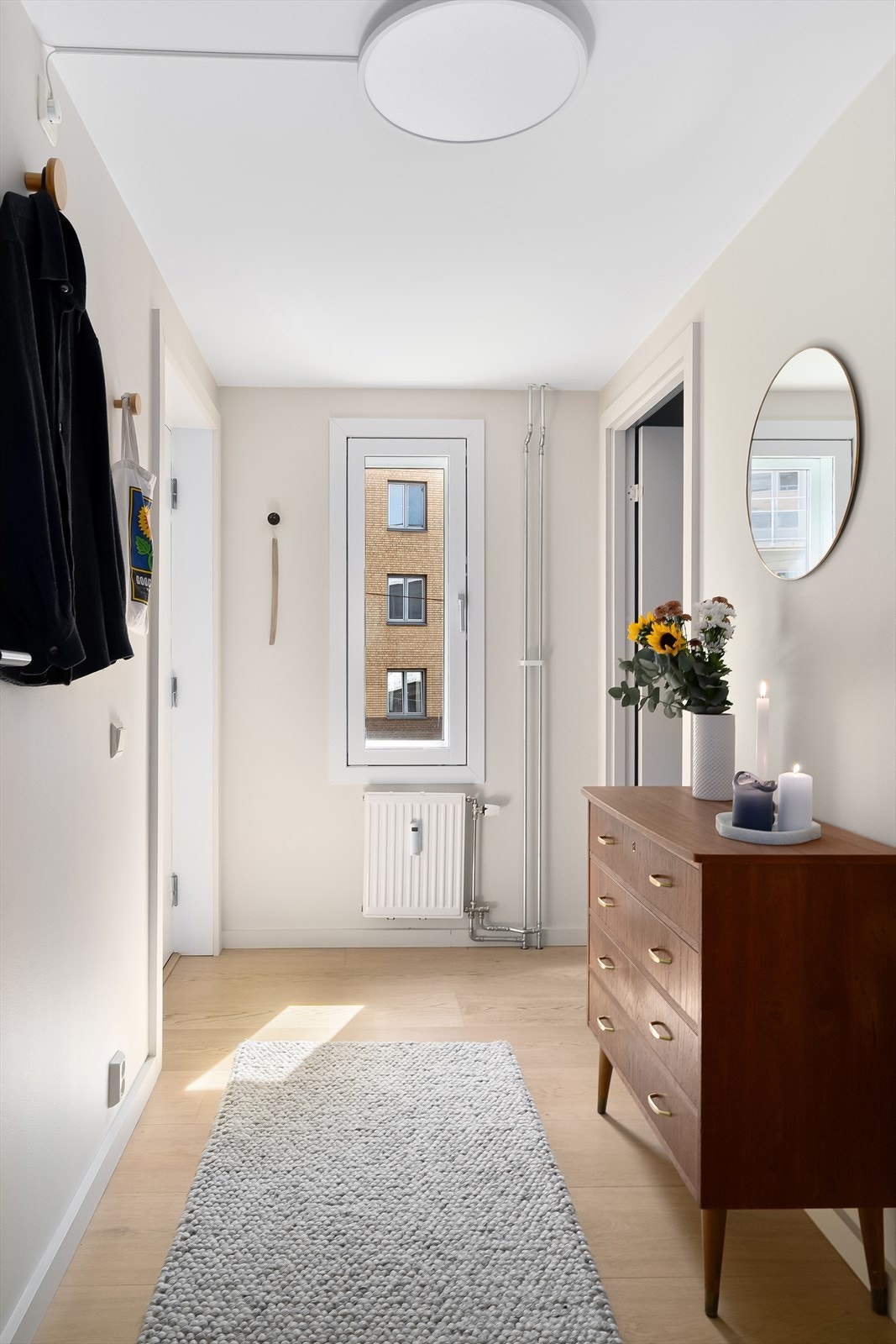 Entréen er romslig og lett å innrede Galleribilde