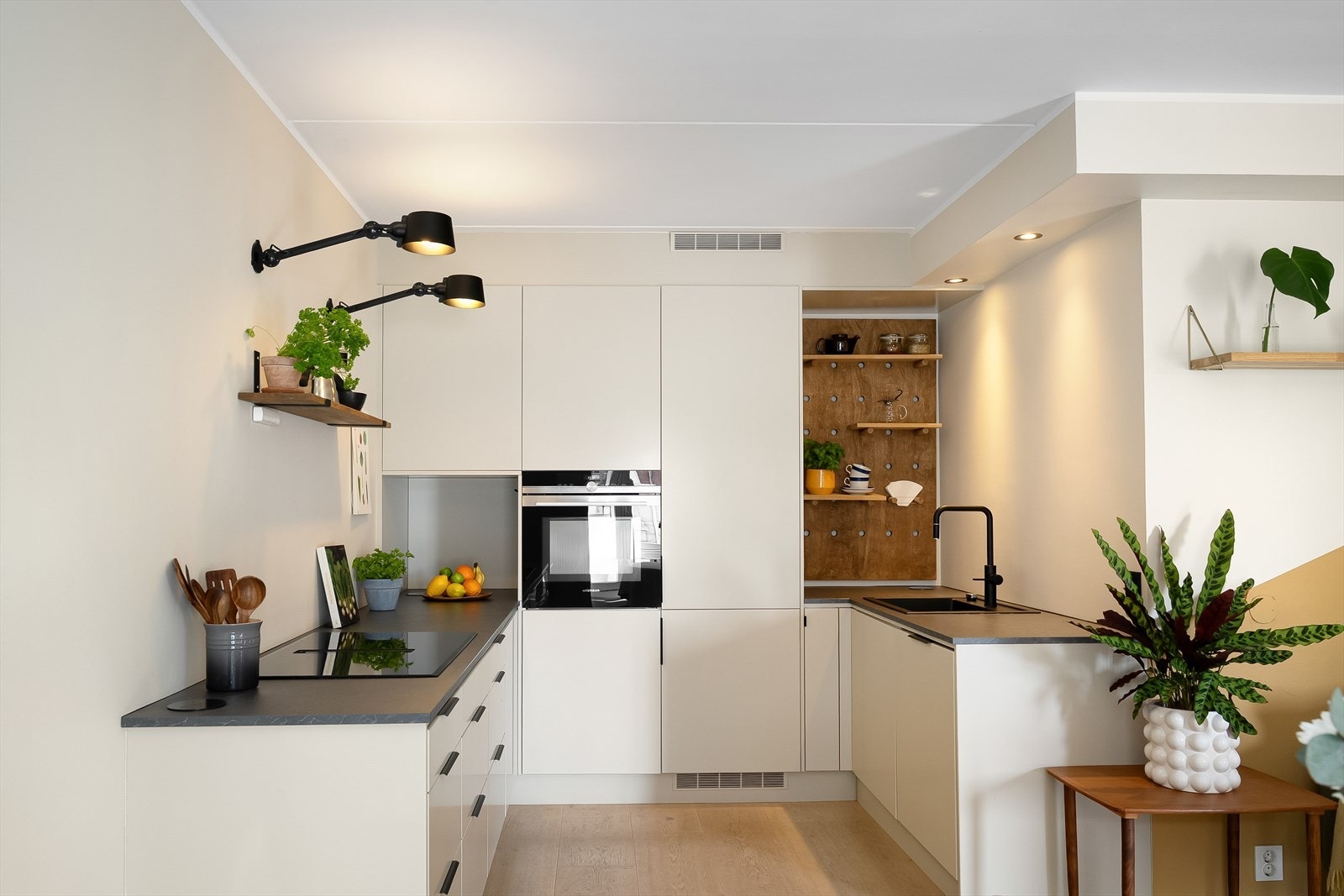 Drømmekjøkken fra 2020/2021 innredet med glatte fronter, laminert benkeplate, sort oppvaskkum med svingbart og uttrekkbart munnstykke Galleribilde