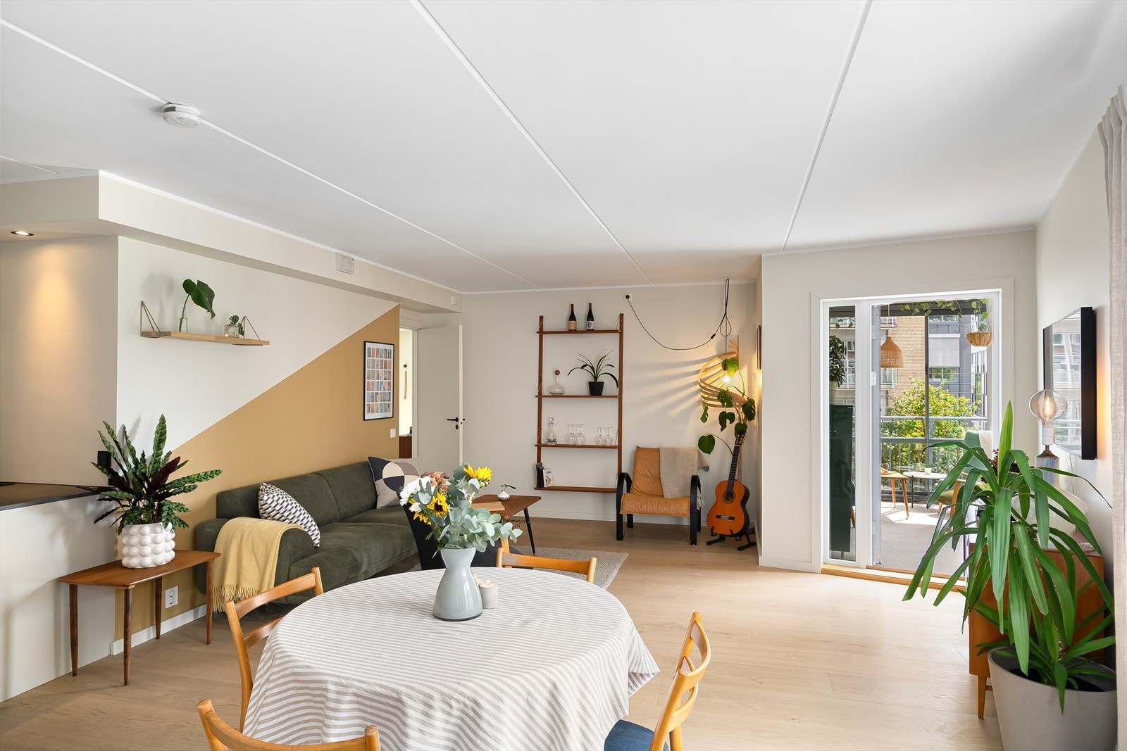 Romslig planløsning med god plass til innredning av flere soner Galleribilde