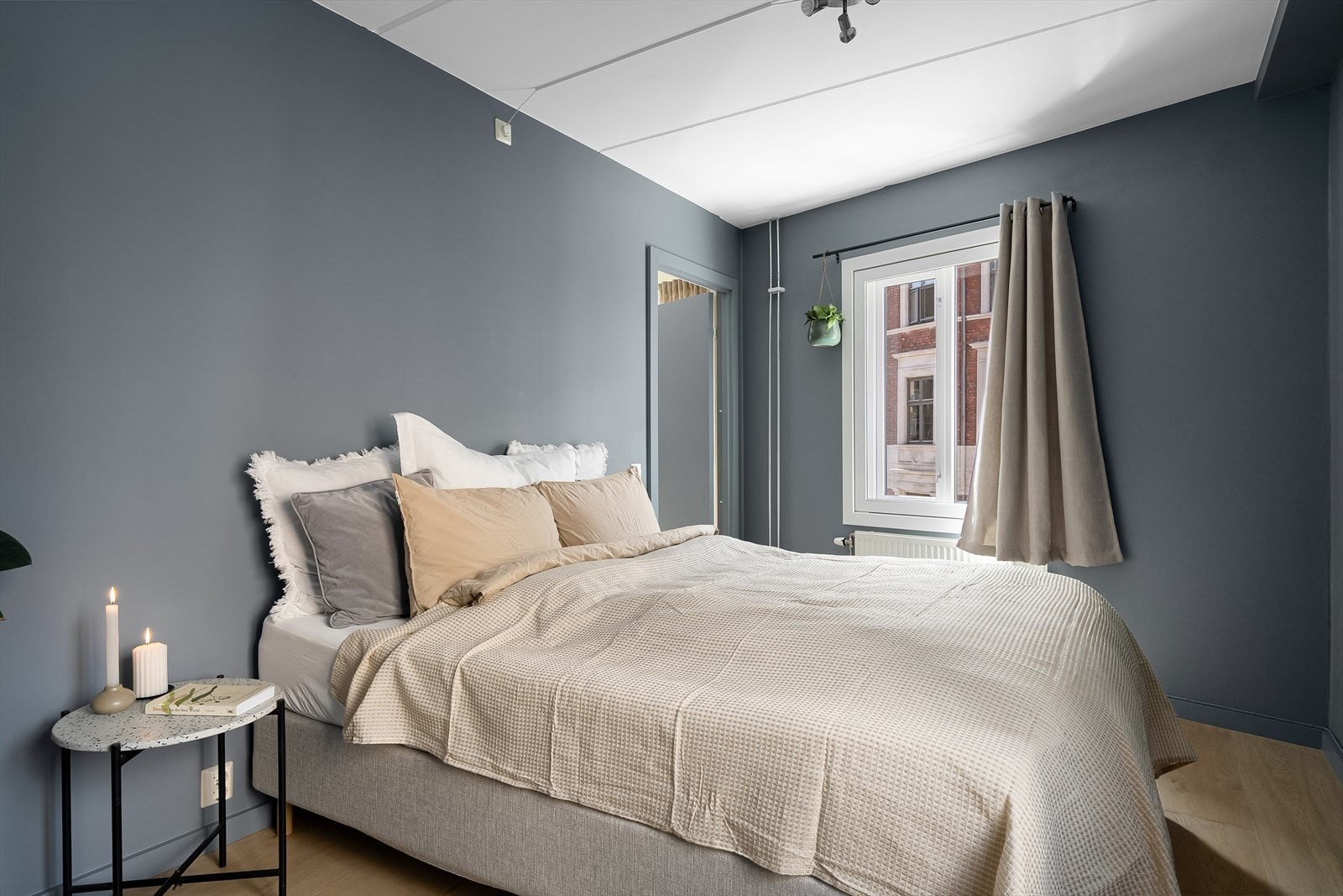 Hovedsoverom av god størrelse med plass til stor seng Galleribilde