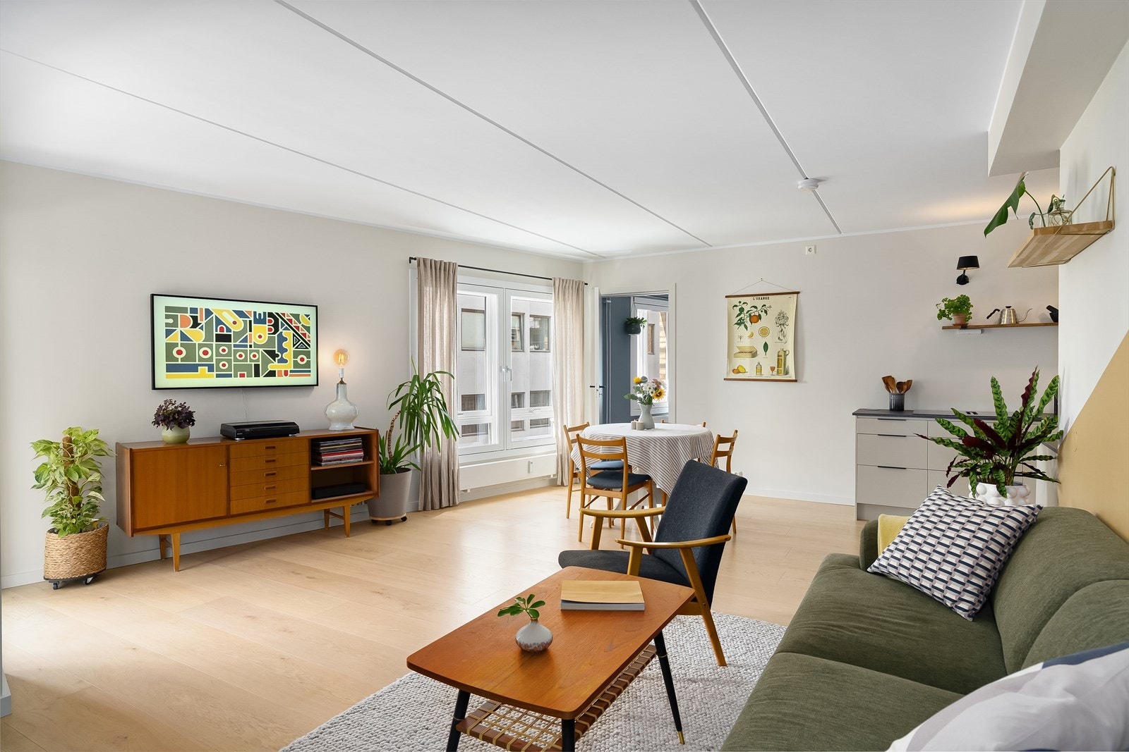 Vakkert parkettgulv fra 2021 er gjennomgående i hele leiligheten Galleribilde