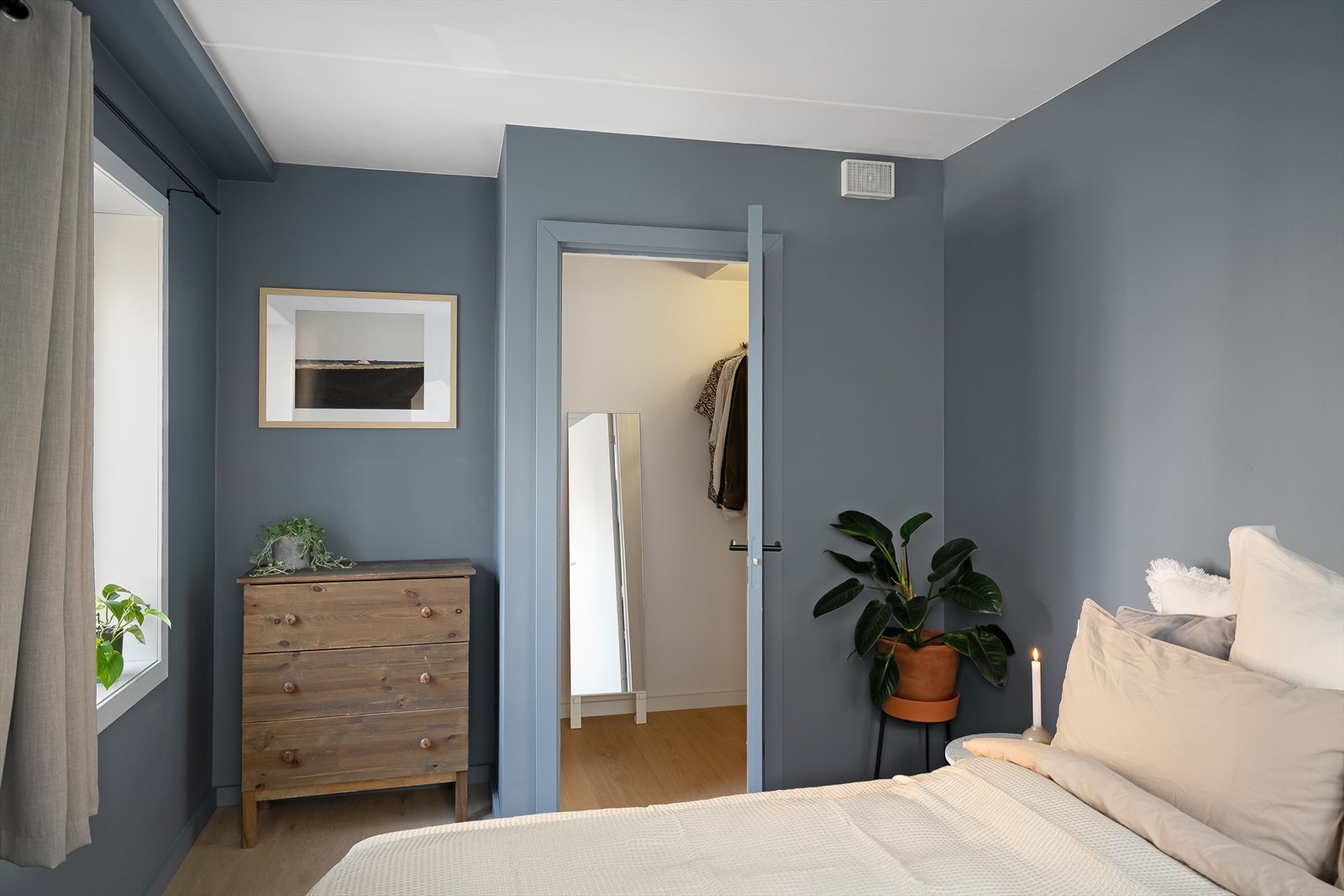 Soverommet har direkte tilgang til praktisk garderobe Galleribilde