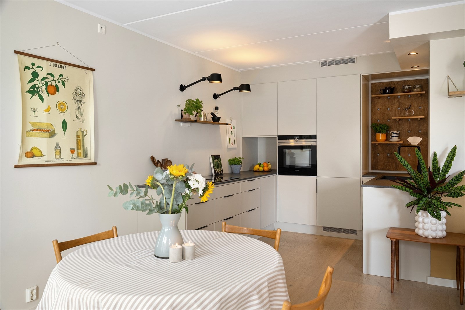 Kjøkkenet er utstyrt med integrert oppvaskmaskin, stekeovn, platetopp med kullfiltervifte, og kjøl/fryseskap. Komfyrvakt og vannstopper. Galleribilde