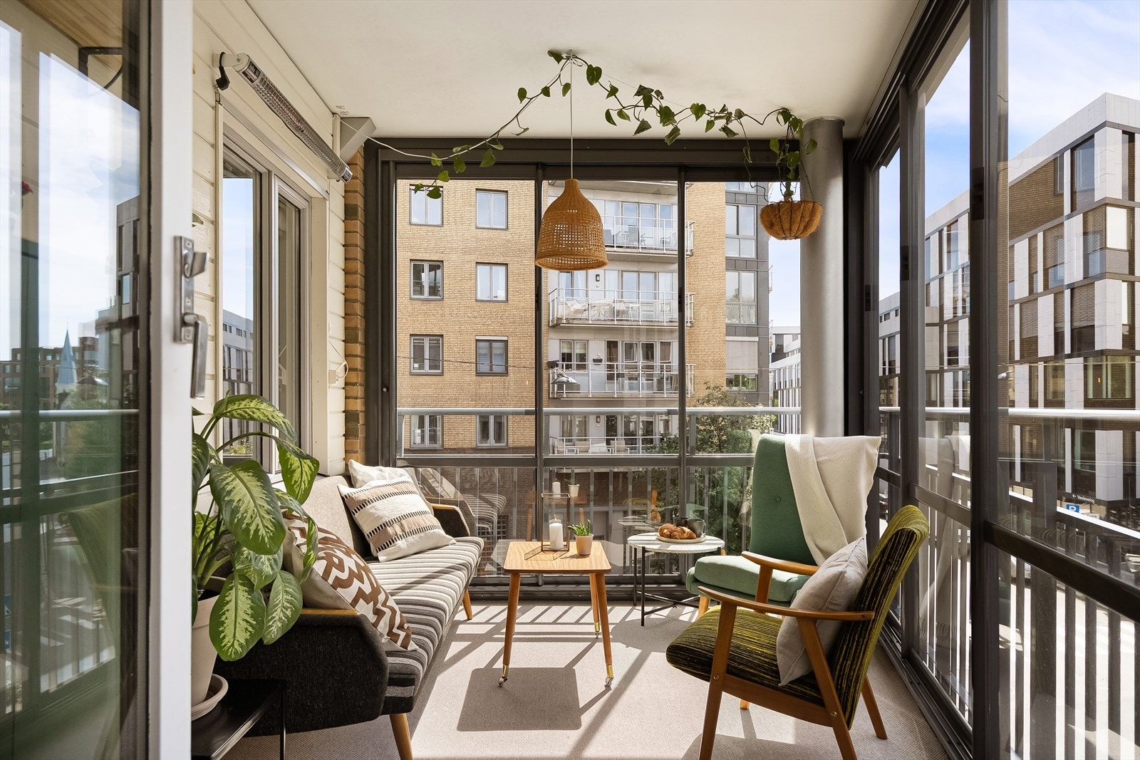 Romslig sydvestvedt balkong på 10 kvm Galleribilde