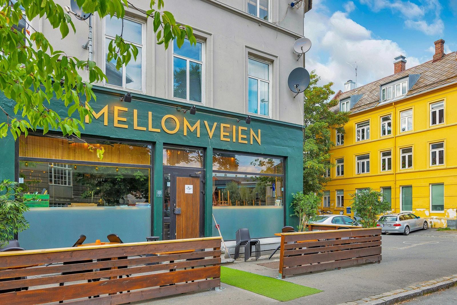 Det er flere restauranter og serveringssteder kun kort vei fra boligen. Galleribilde