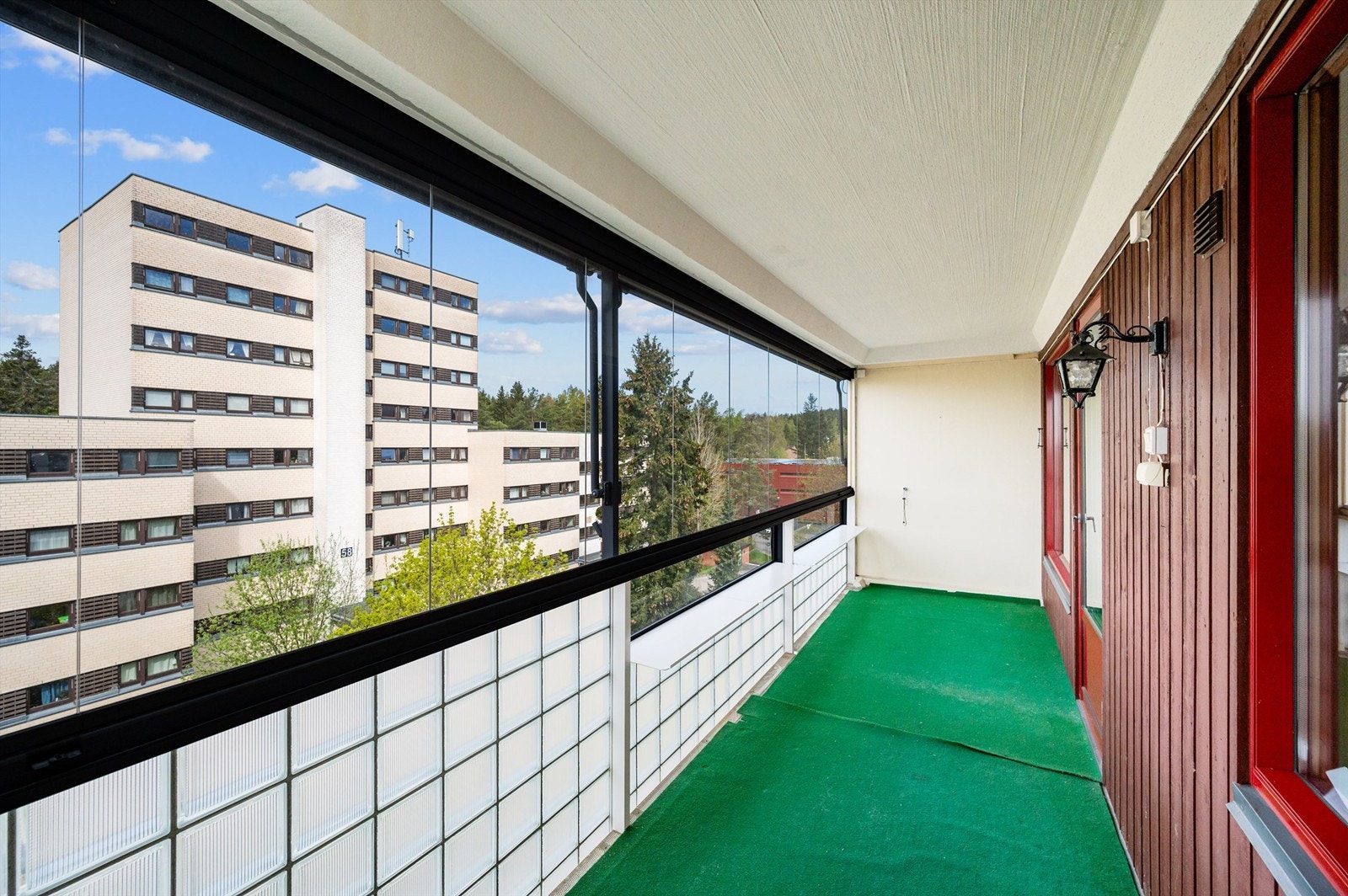 Fra stuen er det utgang til en herlig innglasset balkong på ca. 12 kvm. Balkongen er vestvendt og byr på flott ettermiddags- og kveldssol. Galleribilde