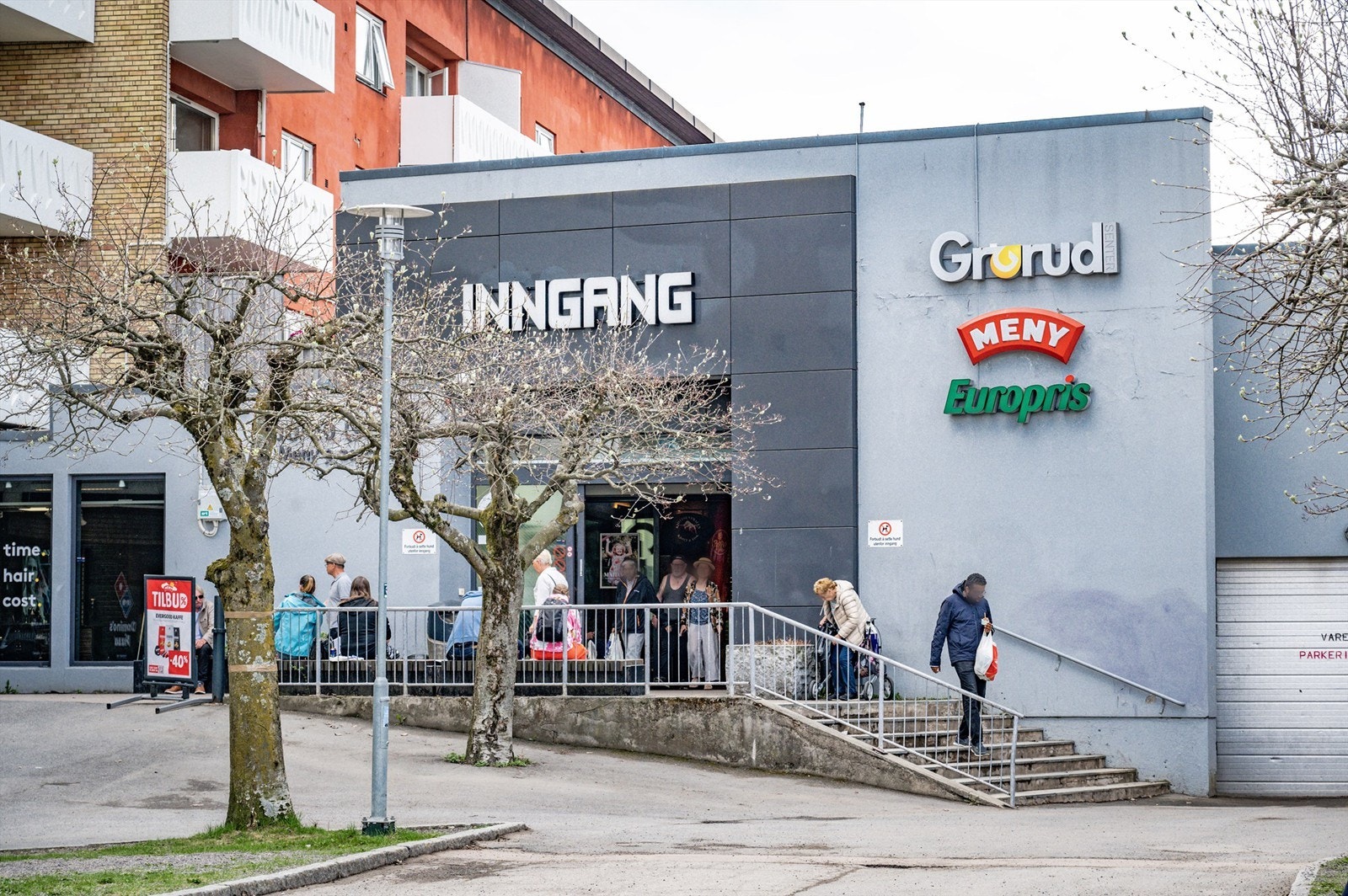 Dagligvarehandelen kan gjøres på Kiwi eller Joker som ligger kun få minutters gange unna leiligheten. Servicetilbudene i nærmiljøet er mange, og nærmest er Romsås senter. Hvis man ønsker ytterligere tilbud har man Grorud, Stovner eller Linderud senter. Galleribilde