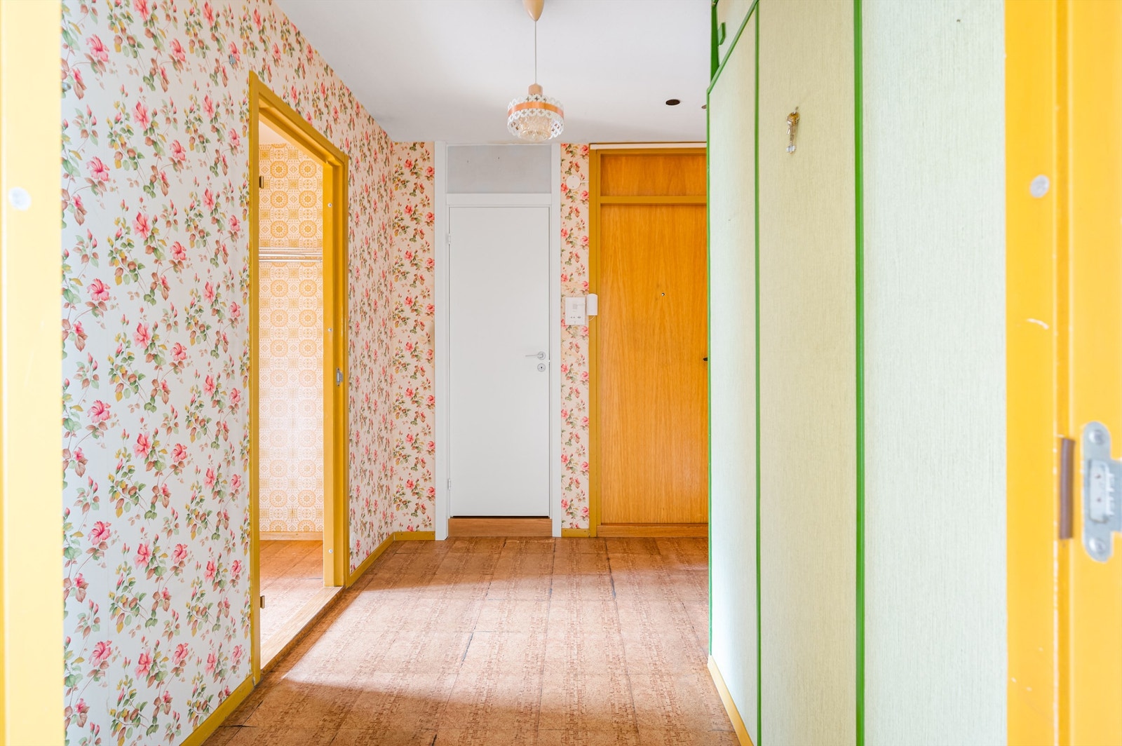 Velkommen inn! Entré med plass for oppbevaring av yttertøy og sko. I forbindelse med entréen er det tilgang til praktisk bod for ytterlige oppbevaringsmuligheter. Galleribilde